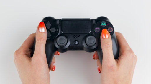 Tips Aman Membersihkan Controller DualShock PlayStation 4 Anda