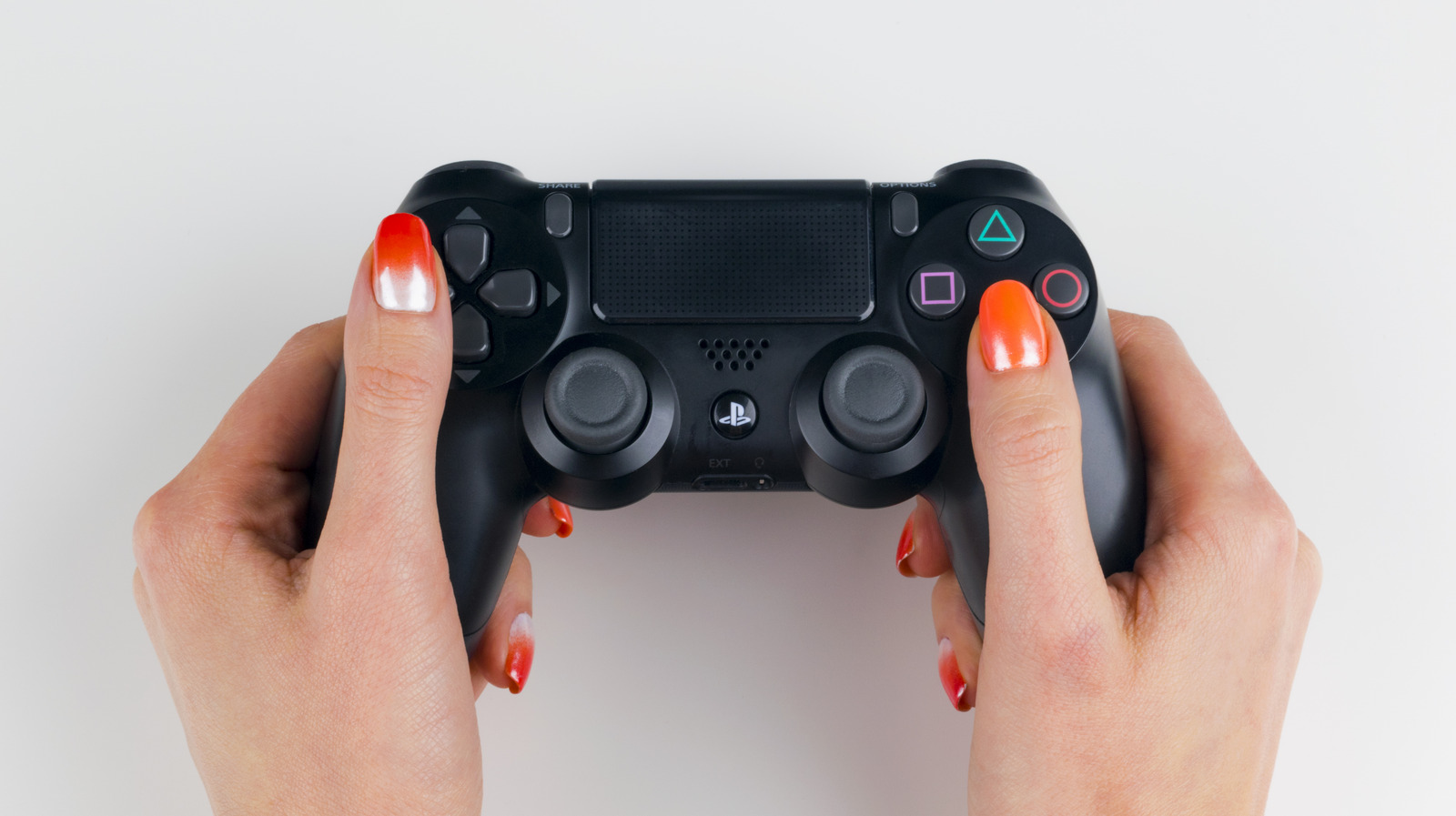 Tips Aman Membersihkan Controller DualShock PlayStation 4 Anda